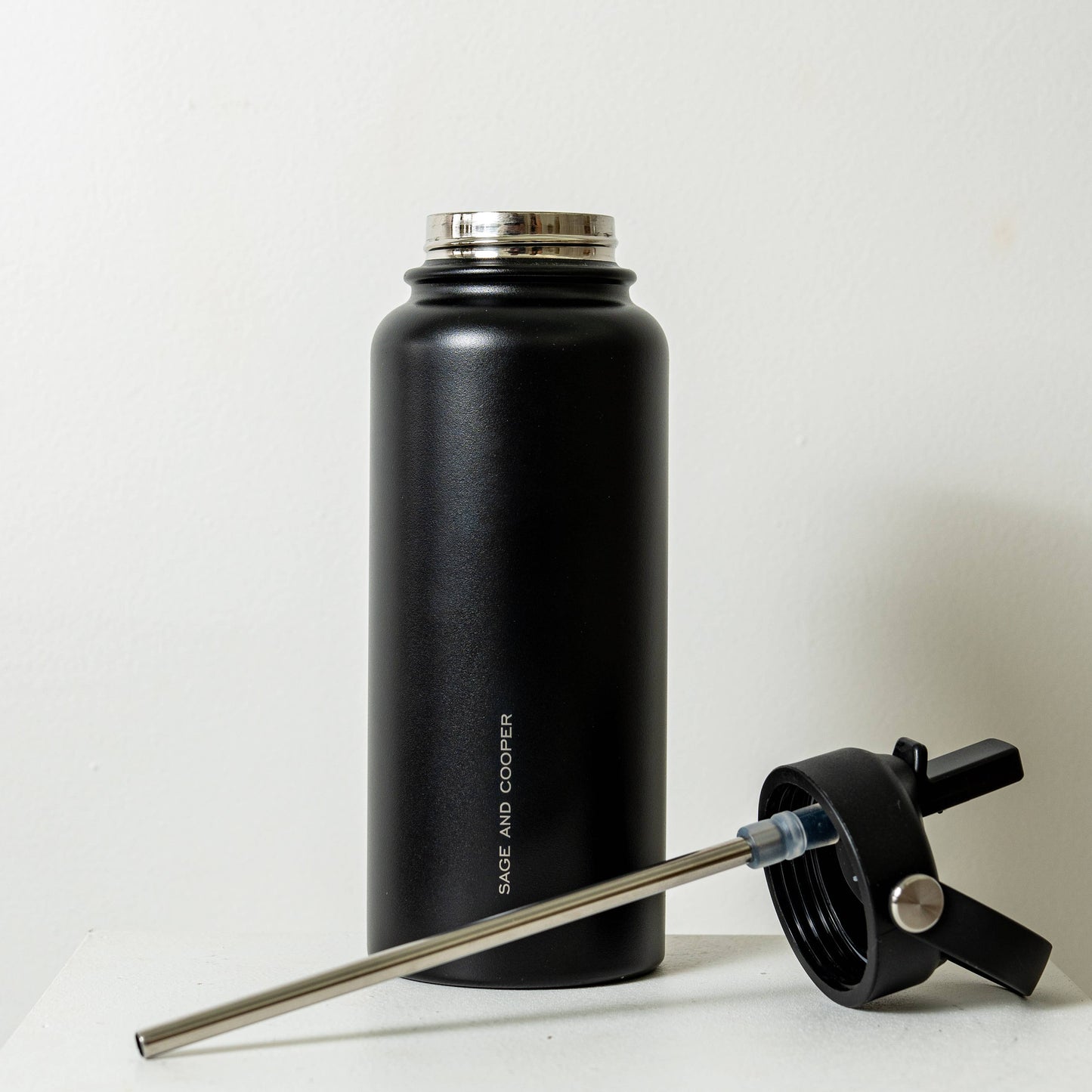 The Sage & Cooper Insulated Drink Bottle: Black / 1 Litre