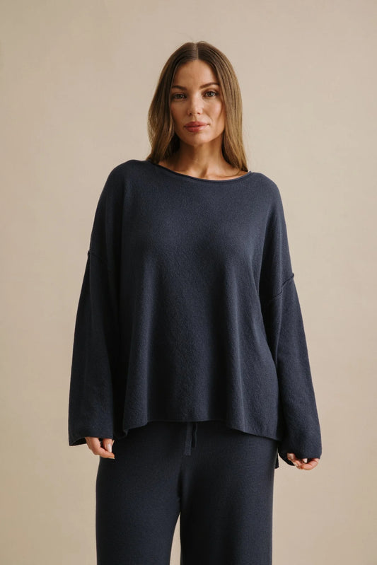 Winter Retreat Pullover / Lake